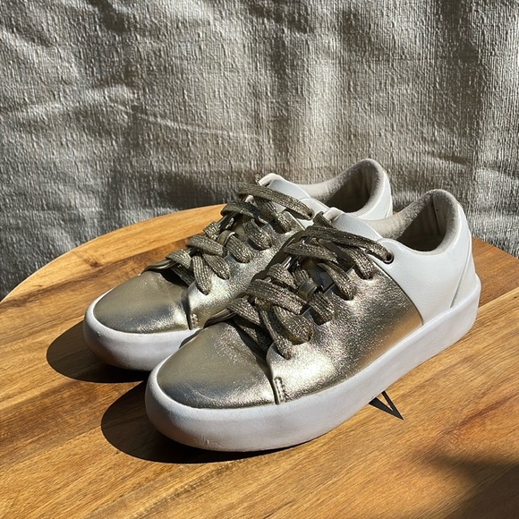 Aldo Women’s Gold Low Platform Sneakers Size 7 - Picture 1 of 9